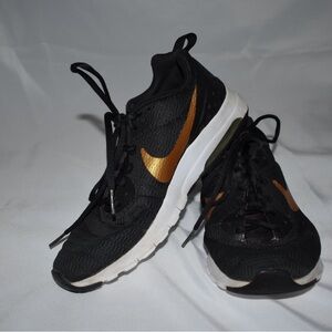 NIKE AIR MAX MOTION LW WOMEN’S BLACK METALLIC GOLD FITNESS SHOES